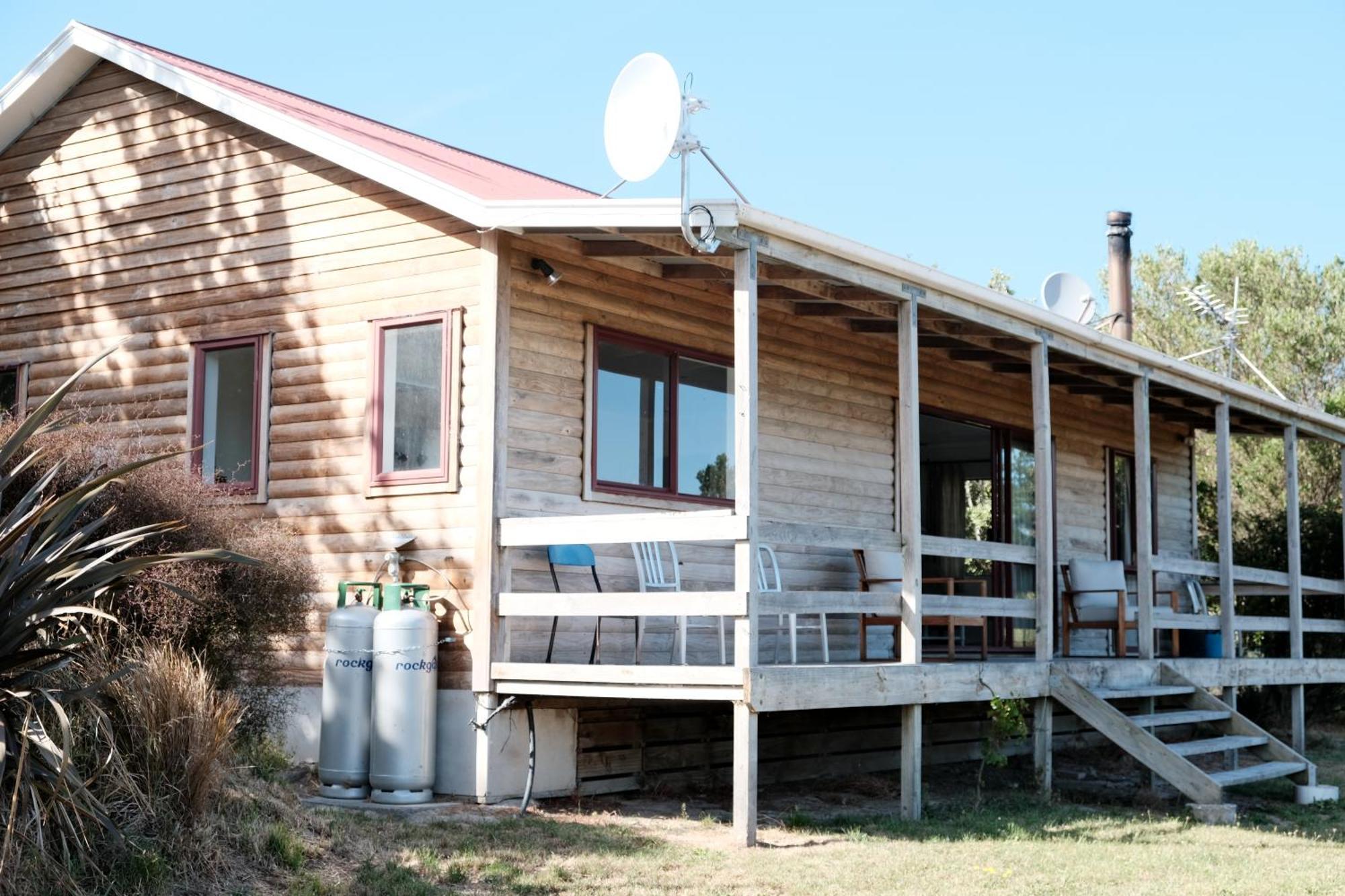 A Cabin With A Big View, Comfort And Tranquility, Close To Vines Martinborough Bagian luar foto
